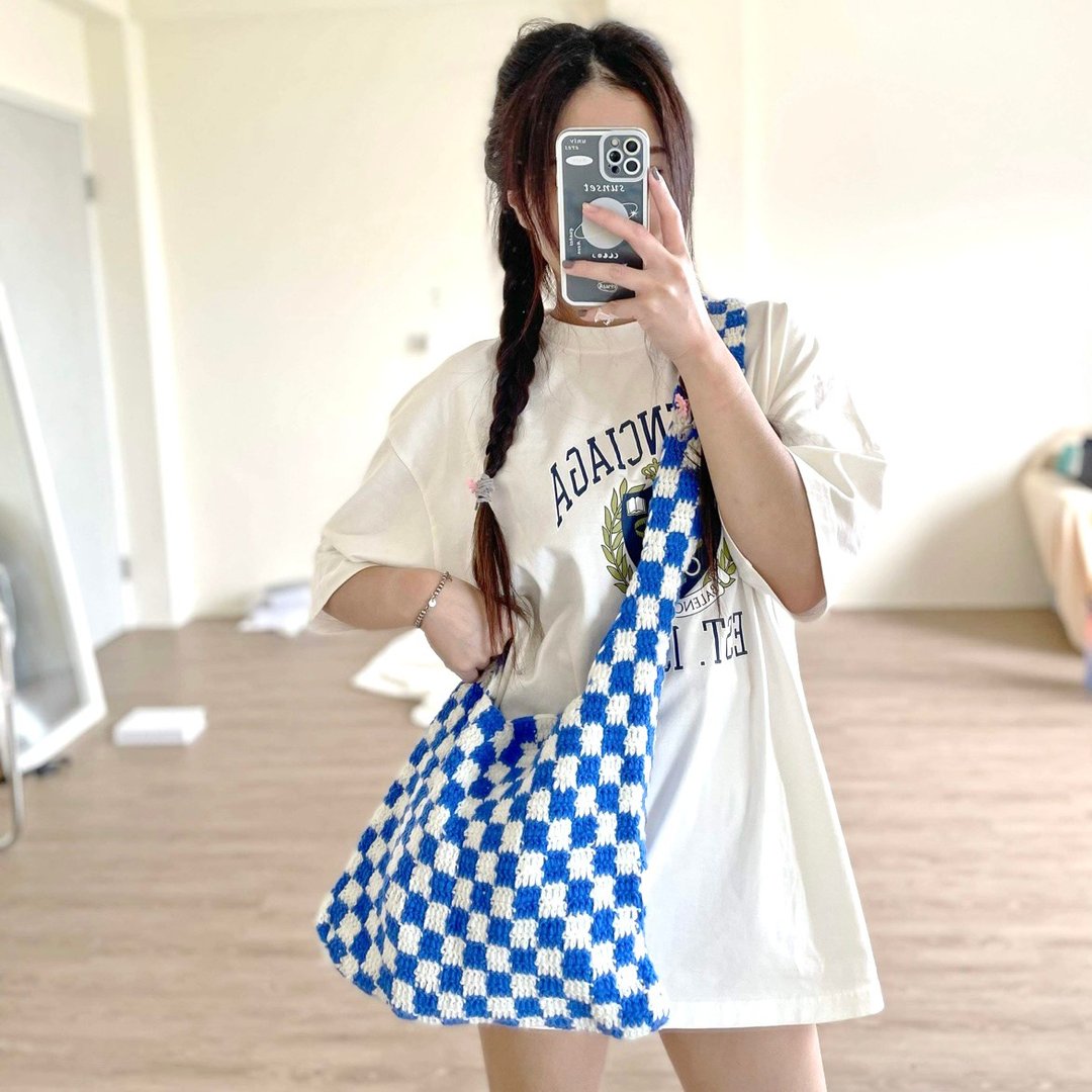 手工钩织棋盘格子ㄧ体成型包【Crochet bag】 - 侧背包/斜挎包 - 棉 