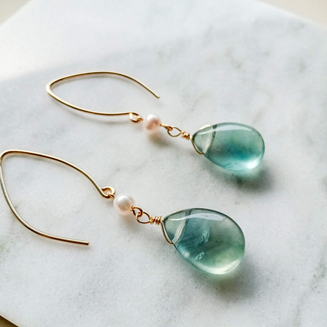 Gem Stone /14KGF   Long hook earrings with fluorite and pearls - 耳环/耳夹 - 半宝石 绿色