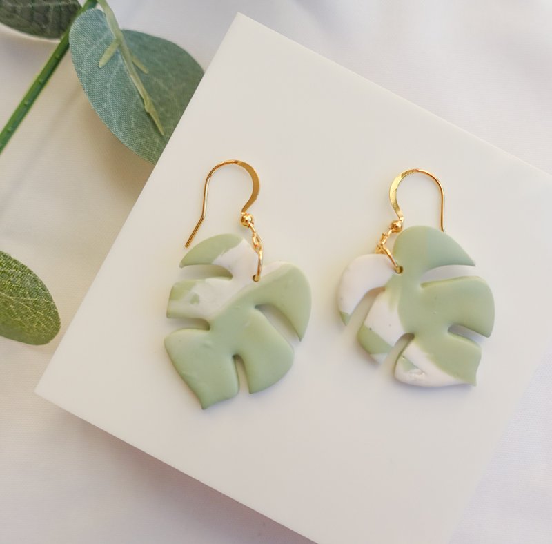 自然系列- 龟背芋 手工软陶耳环 polymer clay earring - 耳环/耳夹 - 陶 绿色