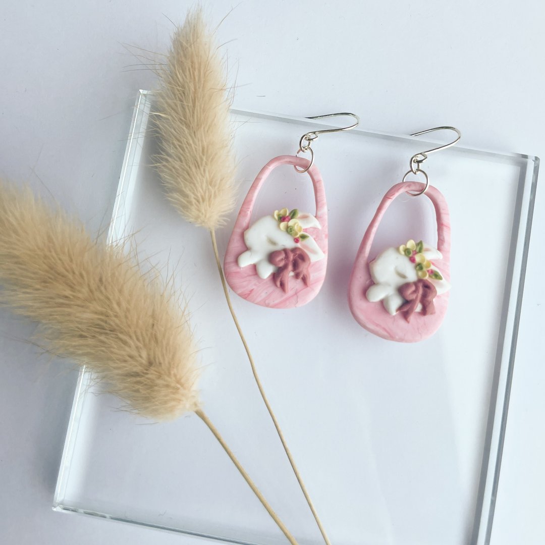 甜睡兔 小篮子 纯手工软陶耳环 | Bunny in Basket Earrings - 耳环/耳夹 - 粘土 粉红色