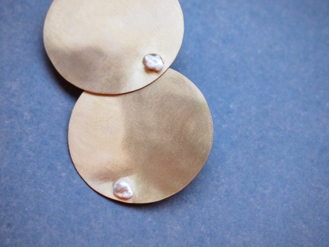 la luce earring_02 "tsuki-bae" (the moon light) - 耳环/耳夹 - 铜/黄铜 金色