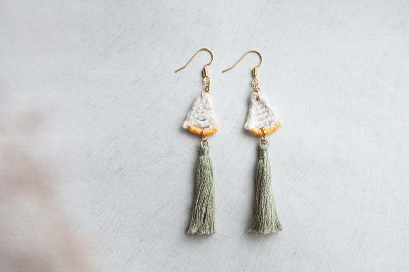 三角流苏耳环・浅青 - 耳环/耳夹 - 棉．麻 白色