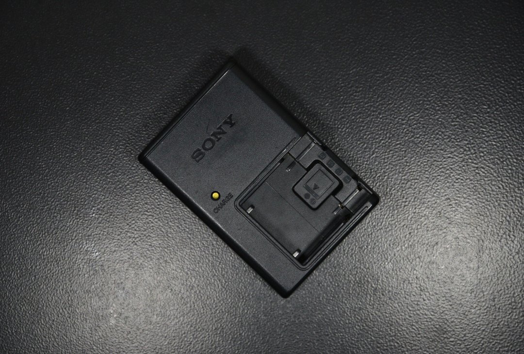 【经典古物】原厂 Sony BC-CSD 电池充电器 充电座 NP-BD1 NP-FD1 - 相机 - 其他材质 