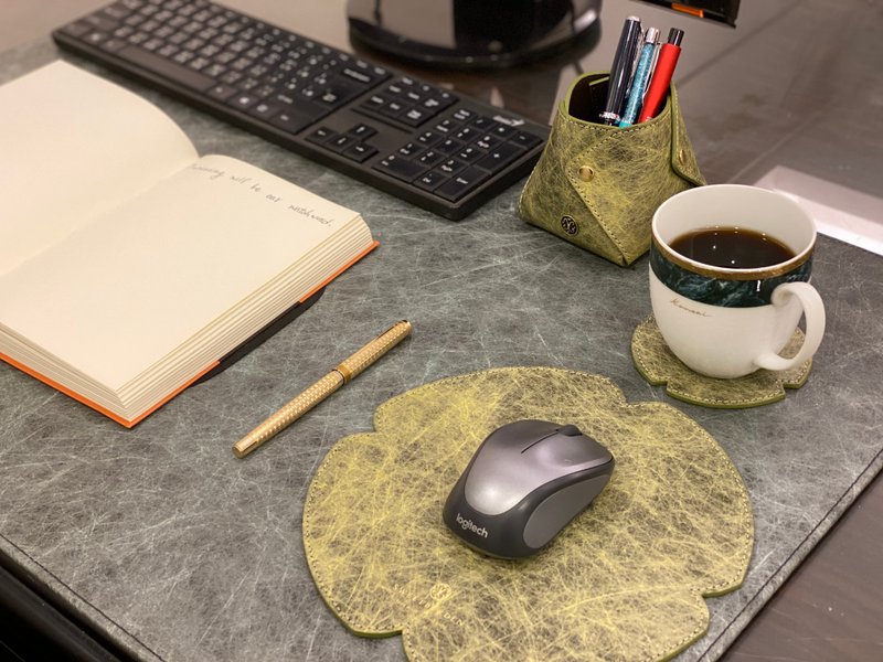 SWEETBURDEN 蚕丝牛皮-鼠标垫 桌垫 真牛皮 手作 防泼水 - 鼠标垫 - 真皮 金色