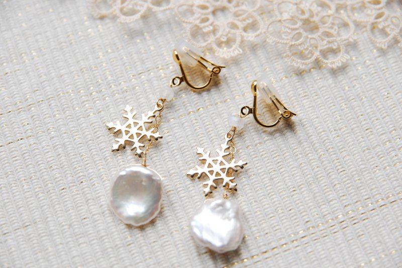 Snow charm and keshipearl swaying Clip-On - 耳环/耳夹 - 珍珠 白色