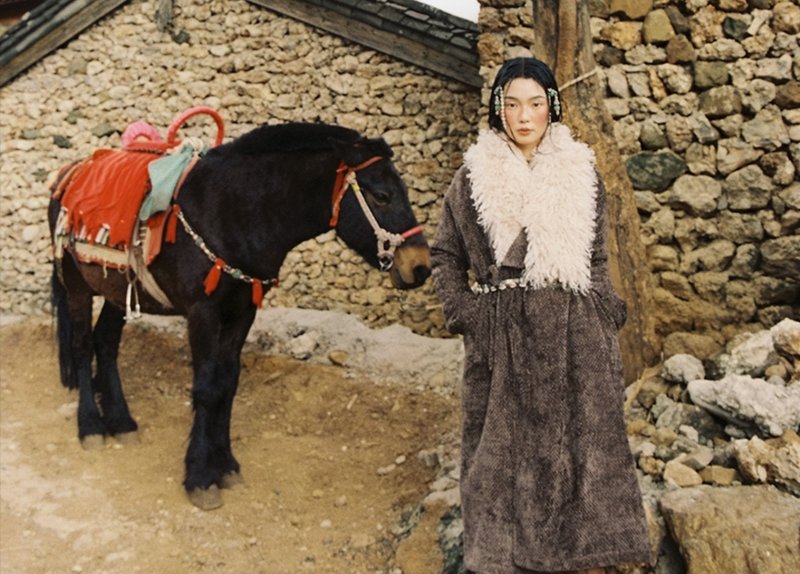 【迷藏.山赴】 新中式復古藏装 辣妹毛领外套 - 女装上衣 - 其他材质 灰色