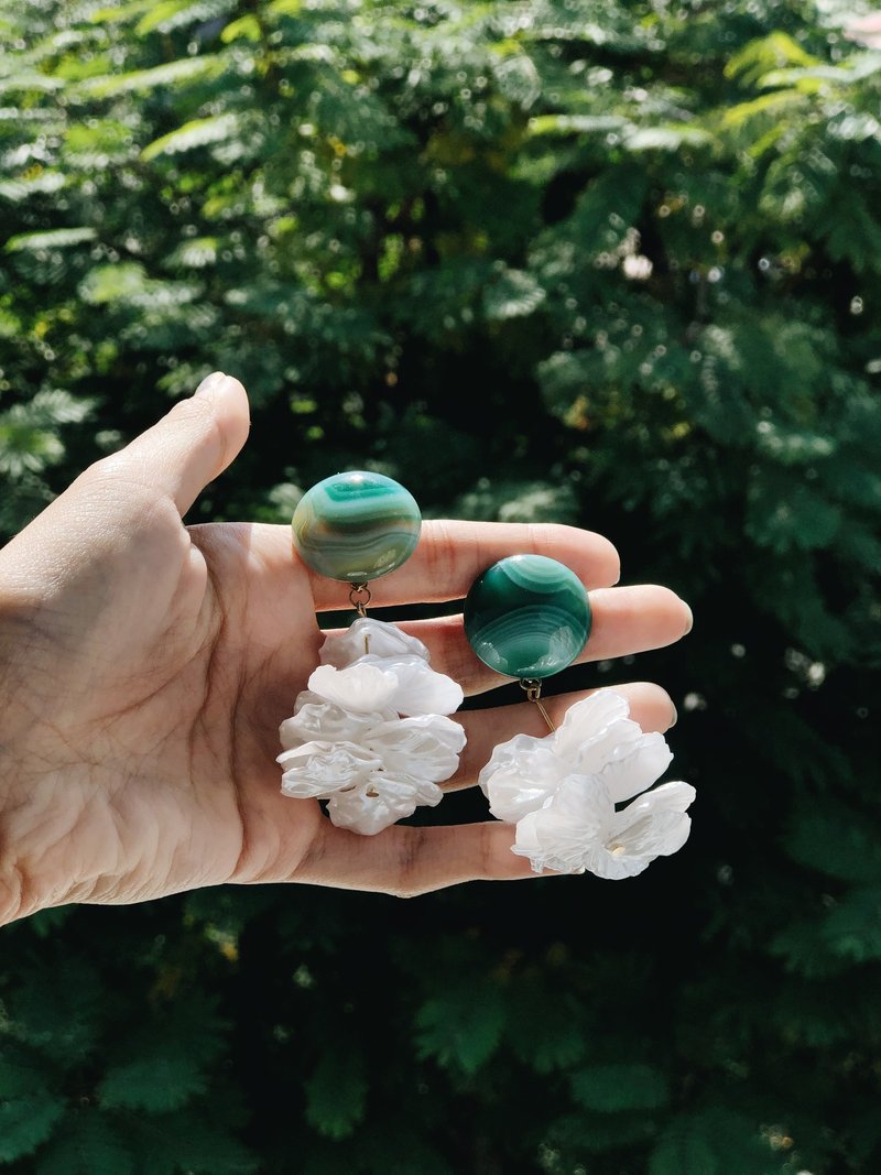 Blooming Tides S 小穗生浪花耳饰 - 绿玛瑙与珠光小花瓣 - 耳环/耳夹 - 半宝石 绿色