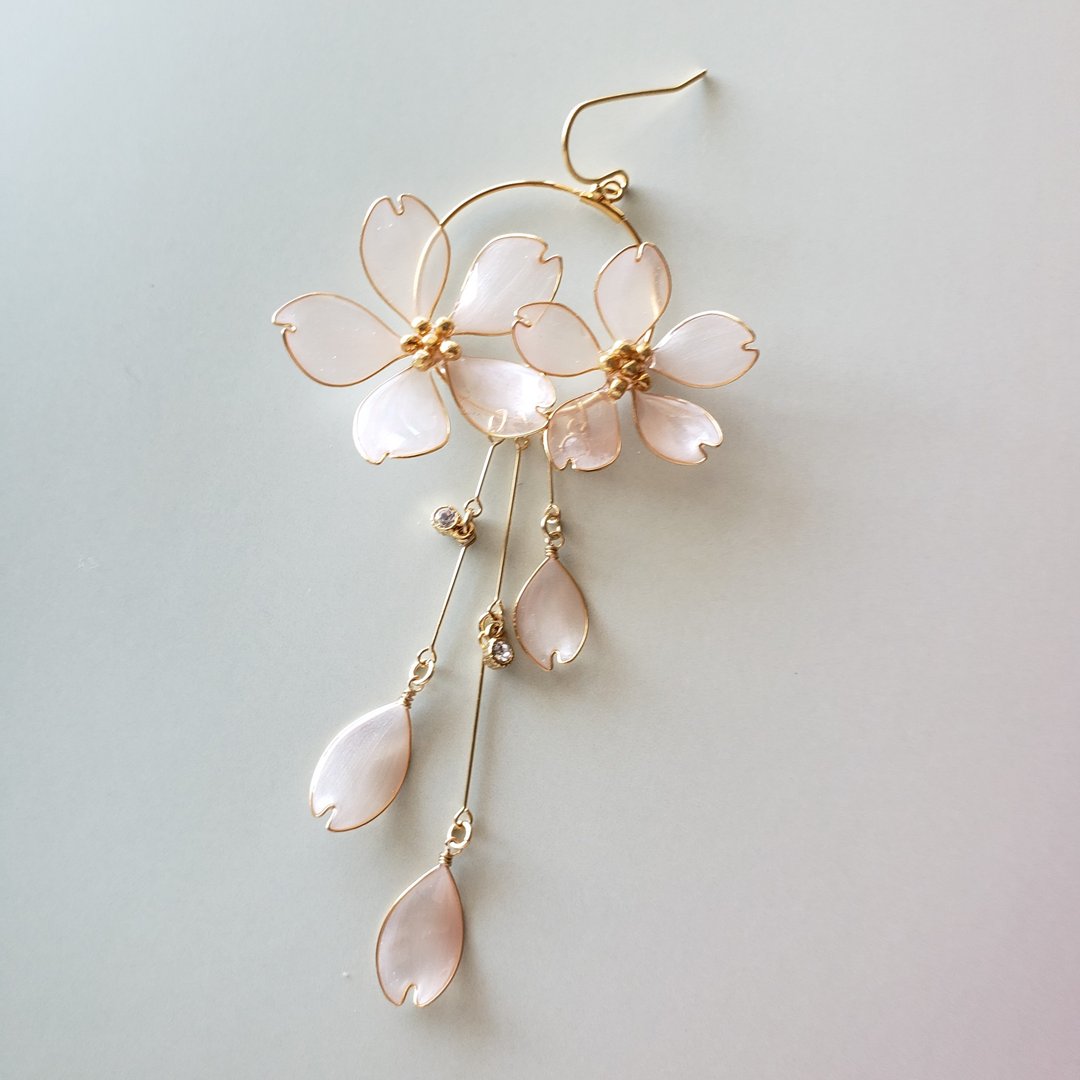SAKURA full bloom pierced or clip-on earring - 耳环/耳夹 - 树脂 粉红色