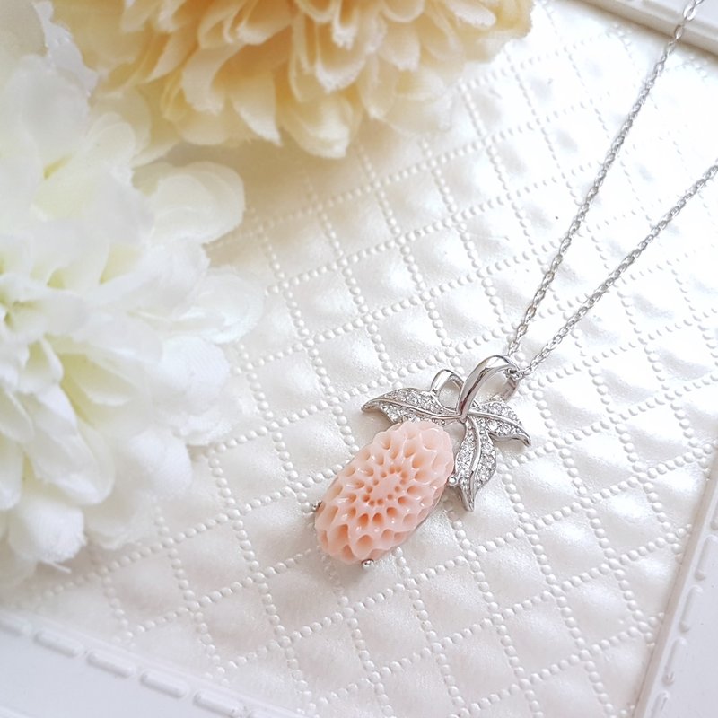 盛夏的花。9x16mm天然雕花珊瑚 925银墬链 - 项链 - 纯银 粉红色