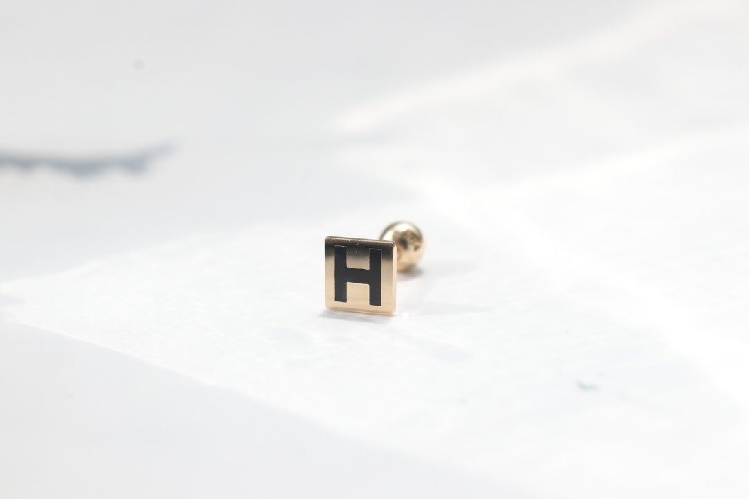 14K Square H Piercing 方形H锁珠耳环(单个)耳骨 耳窝 不退色 - 耳环/耳夹 - 贵金属 金色