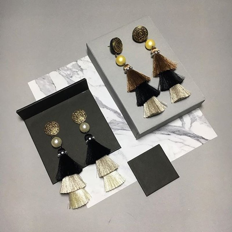 earrings: 3rd tassel - 耳环/耳夹 - 其他材质 黑色
