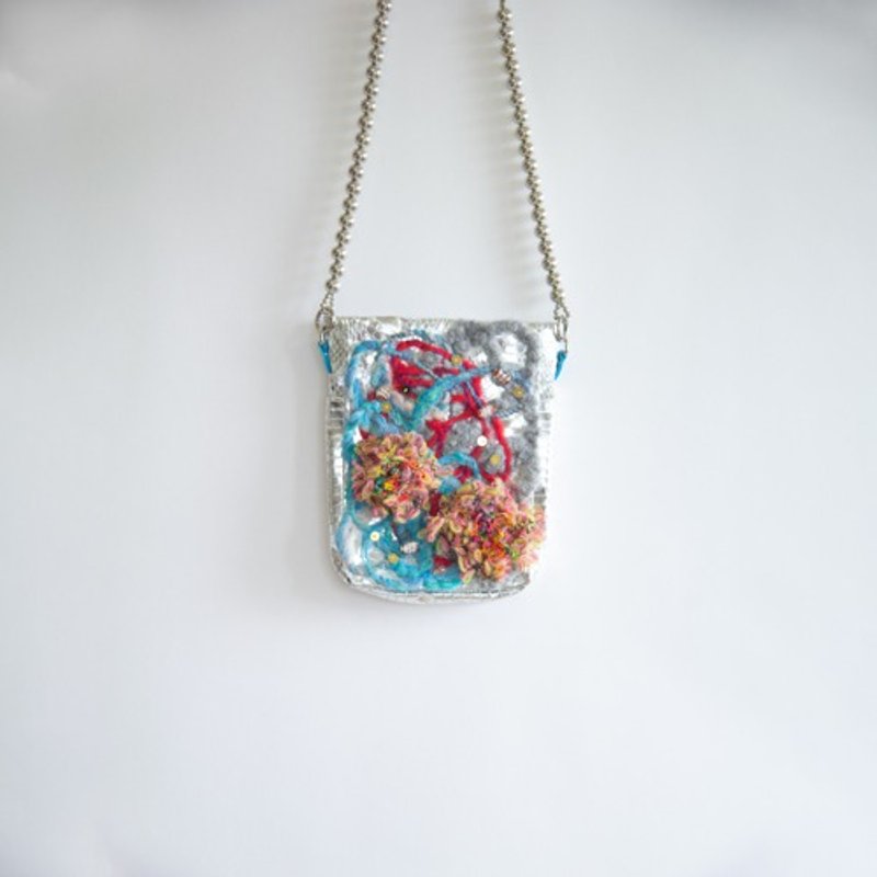 银色鳄鱼纹绒球亮片包 - 侧背包/斜挎包 - 人造皮革 多色