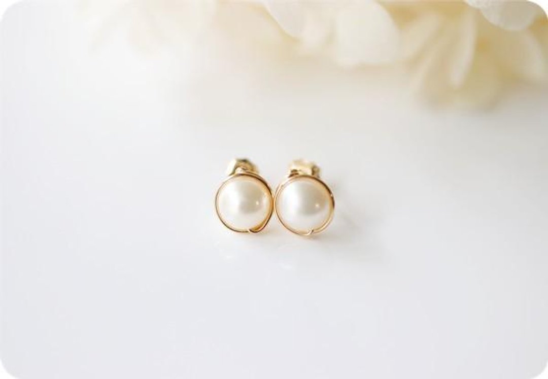 Original medium grain poppy pearl stud earrings that bring happiness June birthstone - 耳环/耳夹 - 宝石 白色
