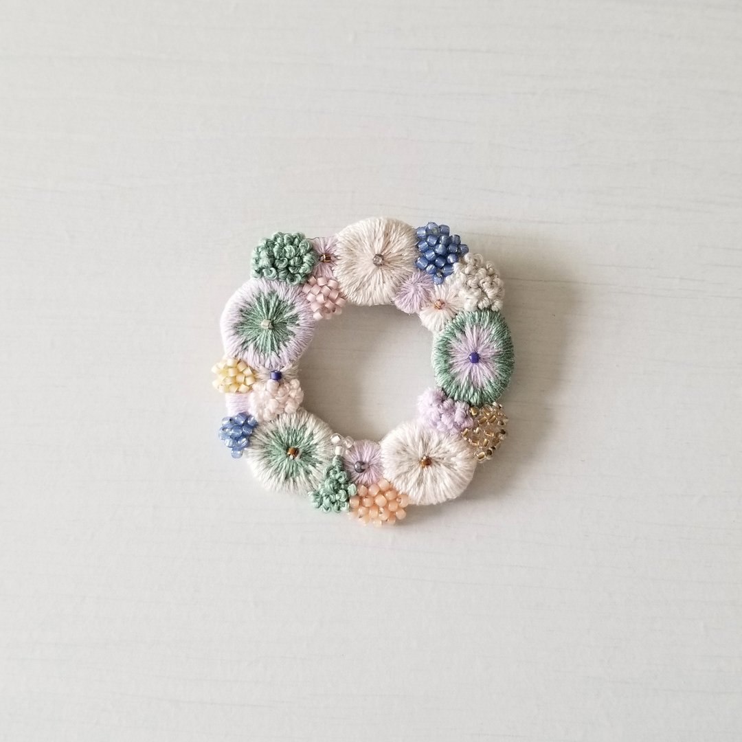 Embroidered wreath brooch Spring - 胸针 - 绣线 多色