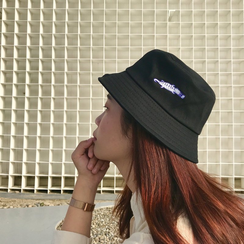 挺版渔夫帽 - 蓝白拖鳄鱼款 - 帽子 - 棉．麻 黑色