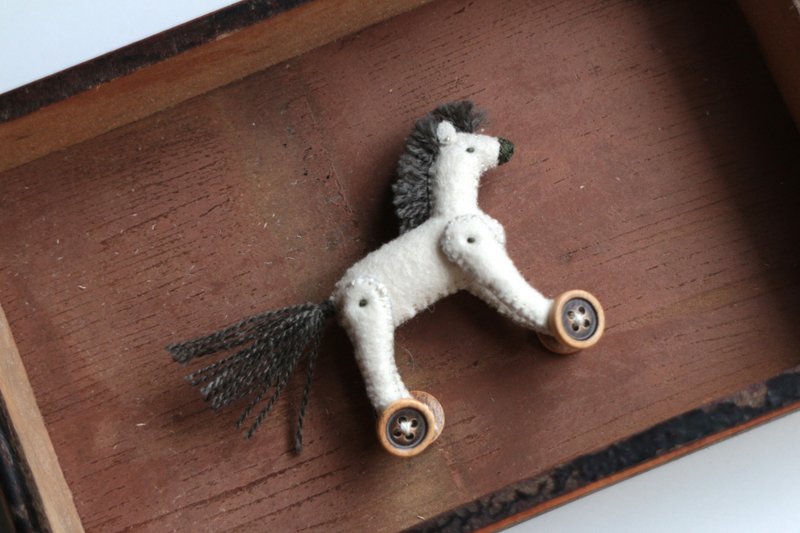 立体偶摆饰 / 迷你马 #27 - 徽章/别针 - 绣线 白色
