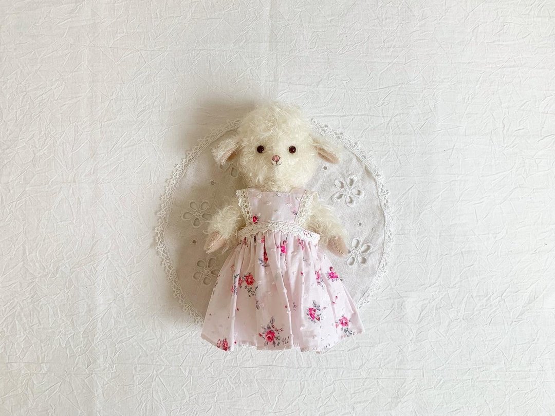 Lamb stuffed animal with apron 2 - 玩偶/公仔 - 羊毛 白色