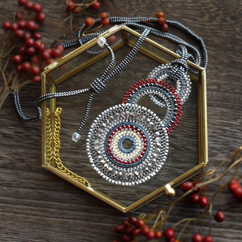 阿拉伯式花纹-三轮项链与一杯酒- - 项链 - 玻璃 红色