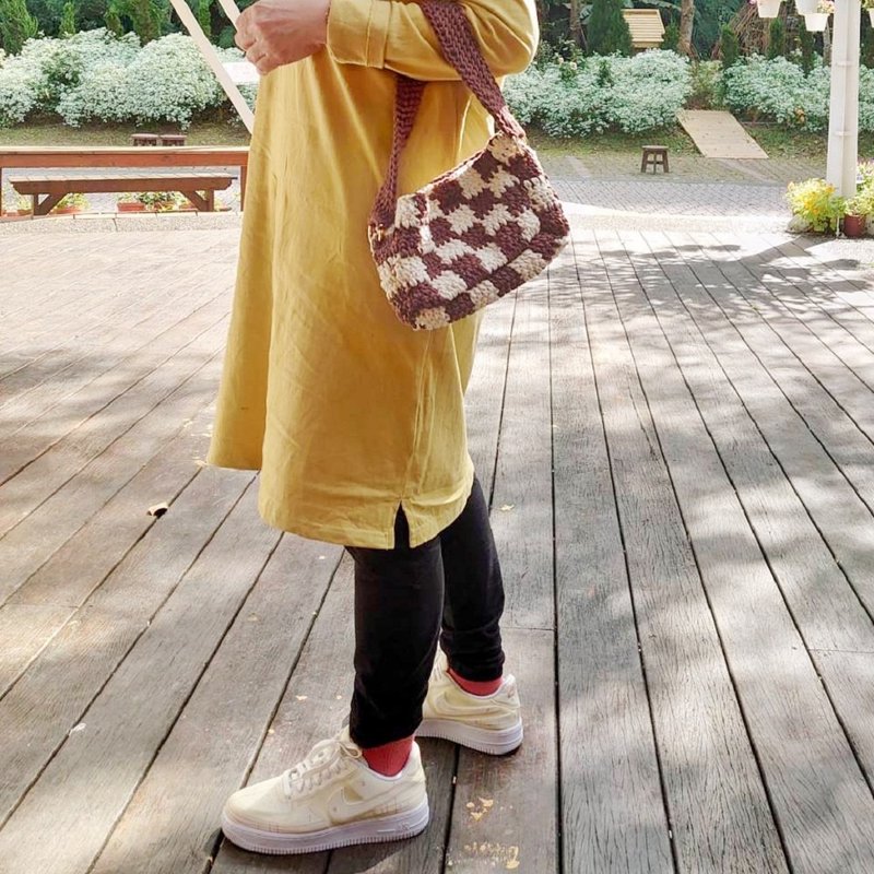 手工钩织棋格腋下包 手挽【Crochet bag】 - 手提包/手提袋 - 棉 