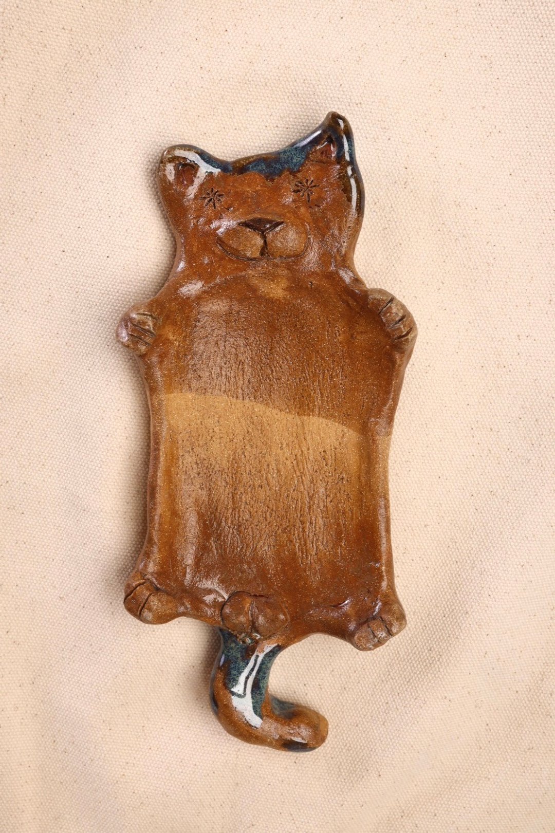 【母亲节礼物】阳光斜射翻肚栗猫造型盘/小物与饰品收纳容器 - 摆饰 - 陶 咖啡色