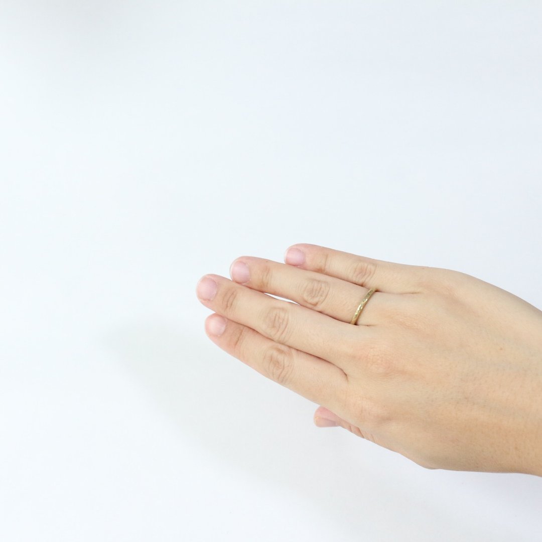 Hand-slap diffuse reflection Brass ring 2mm width - 戒指 - 其他金属 金色
