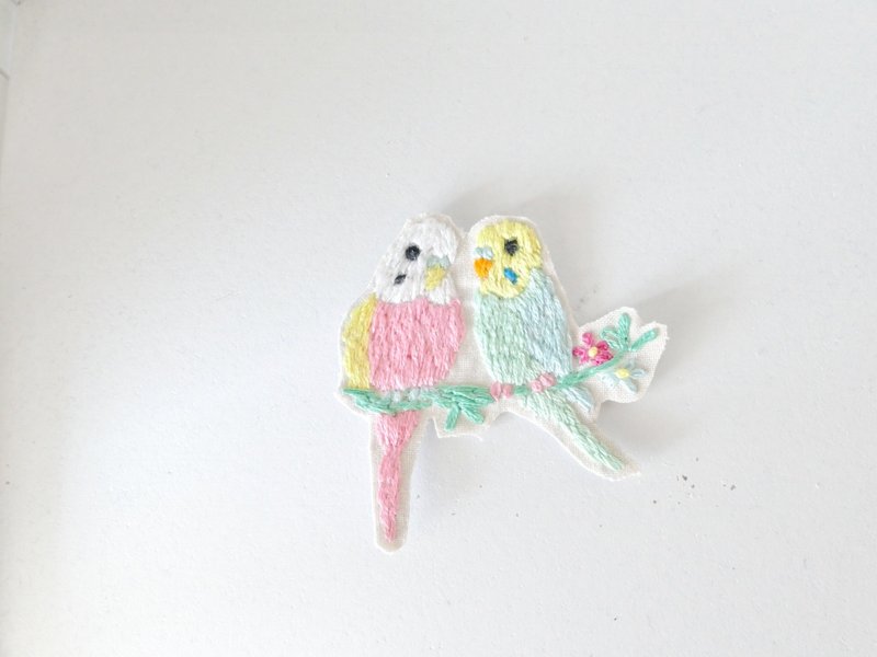 Embroidered brooch parakeet - 胸针 - 绣线 粉红色