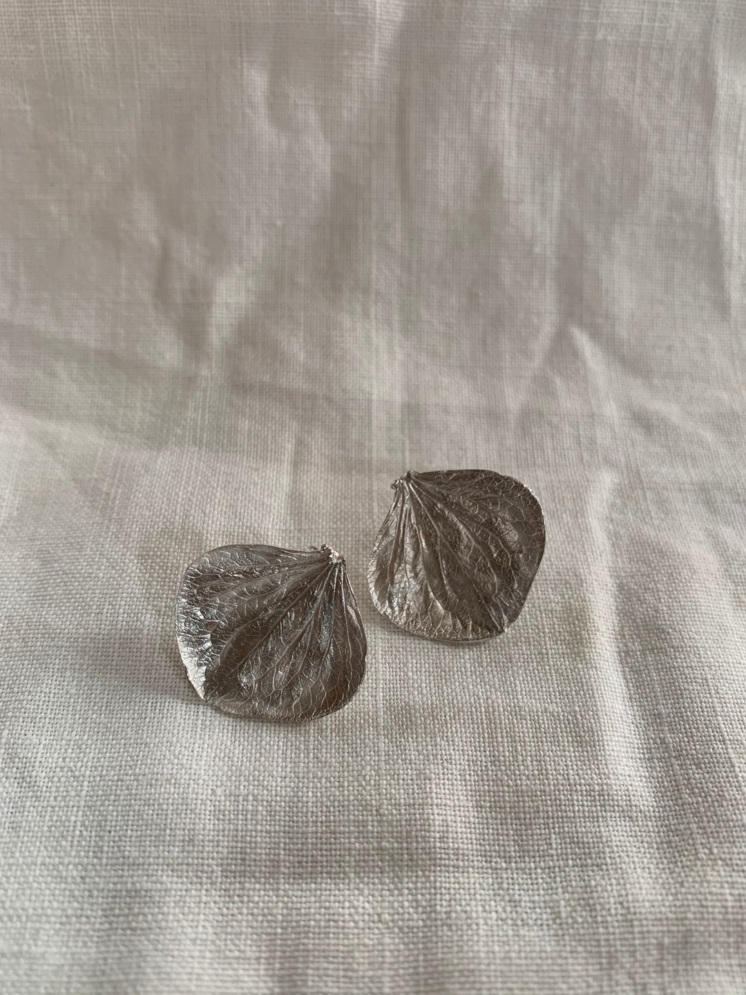 Hydrangea leaf earrings - 耳环/耳夹 - 银 银色