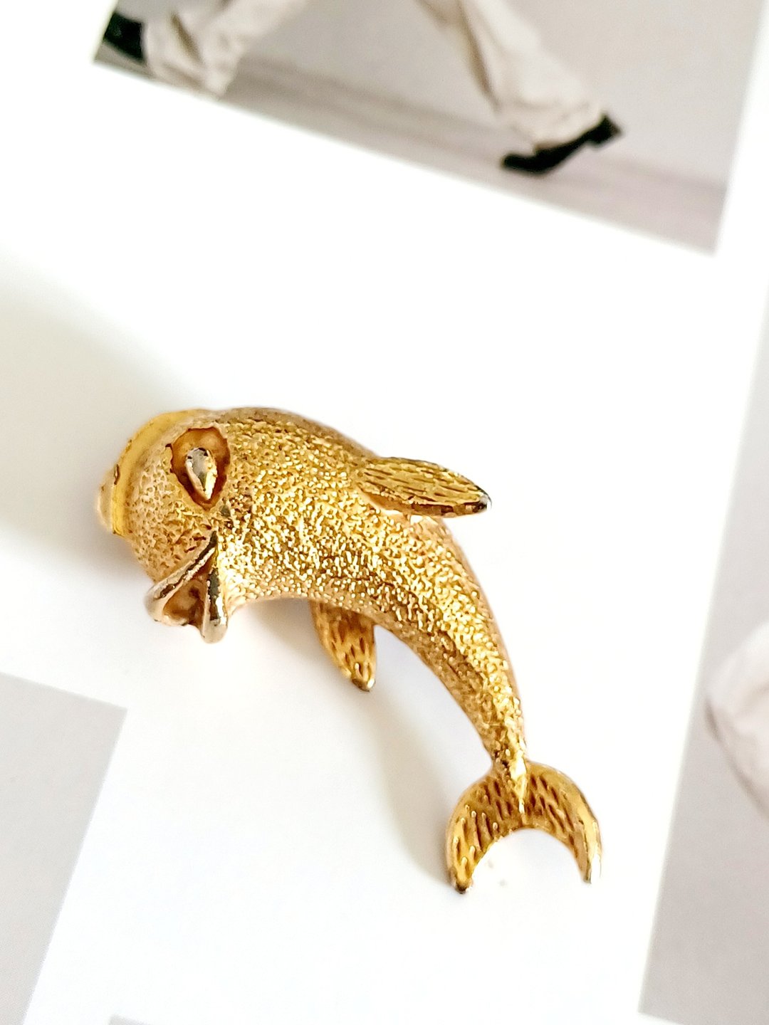 vintage jewelry  精致金色趣味海豚 别针 胸针 - 胸针 - 其他金属 
