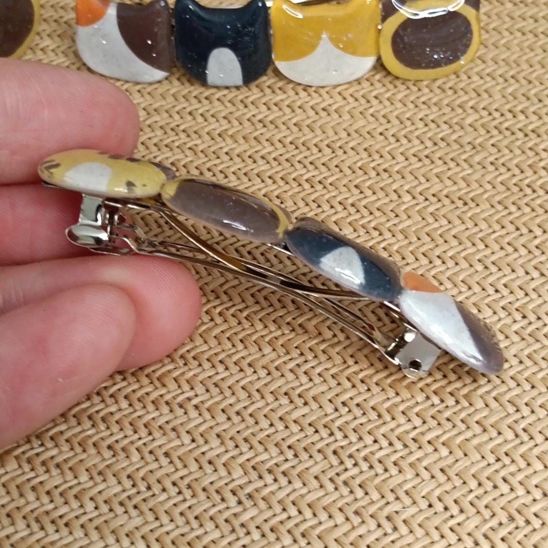 手绘猫咪造型发饰 (单只)。多色拼接热缩片×UV 胶。可爱发夹 - 发饰 - 树脂 卡其色