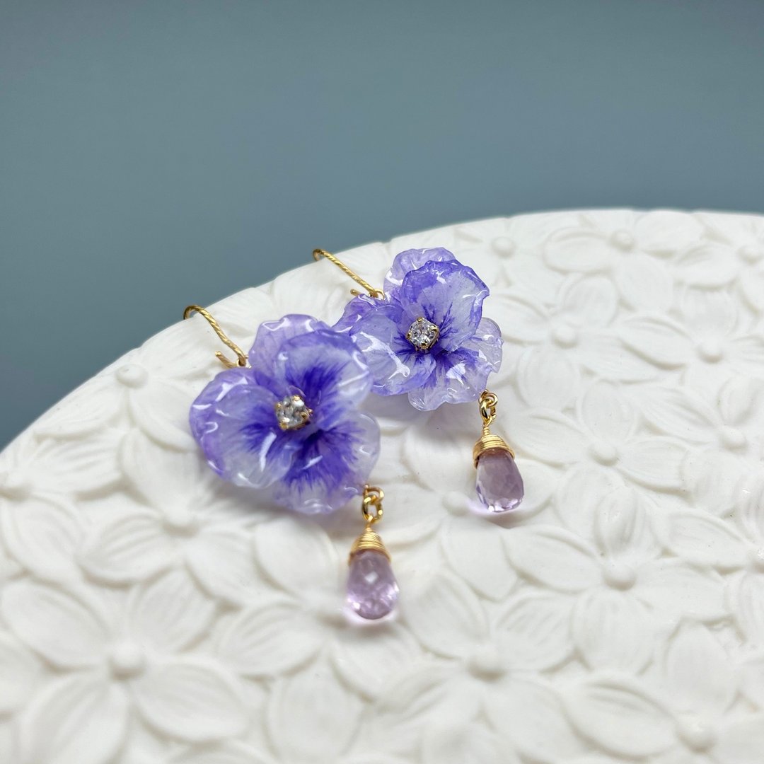 【微缩花房】三色堇。Pansy。天然紫水晶/树脂耳环。浪漫迷雾紫。 - 耳环/耳夹 - 树脂 紫色