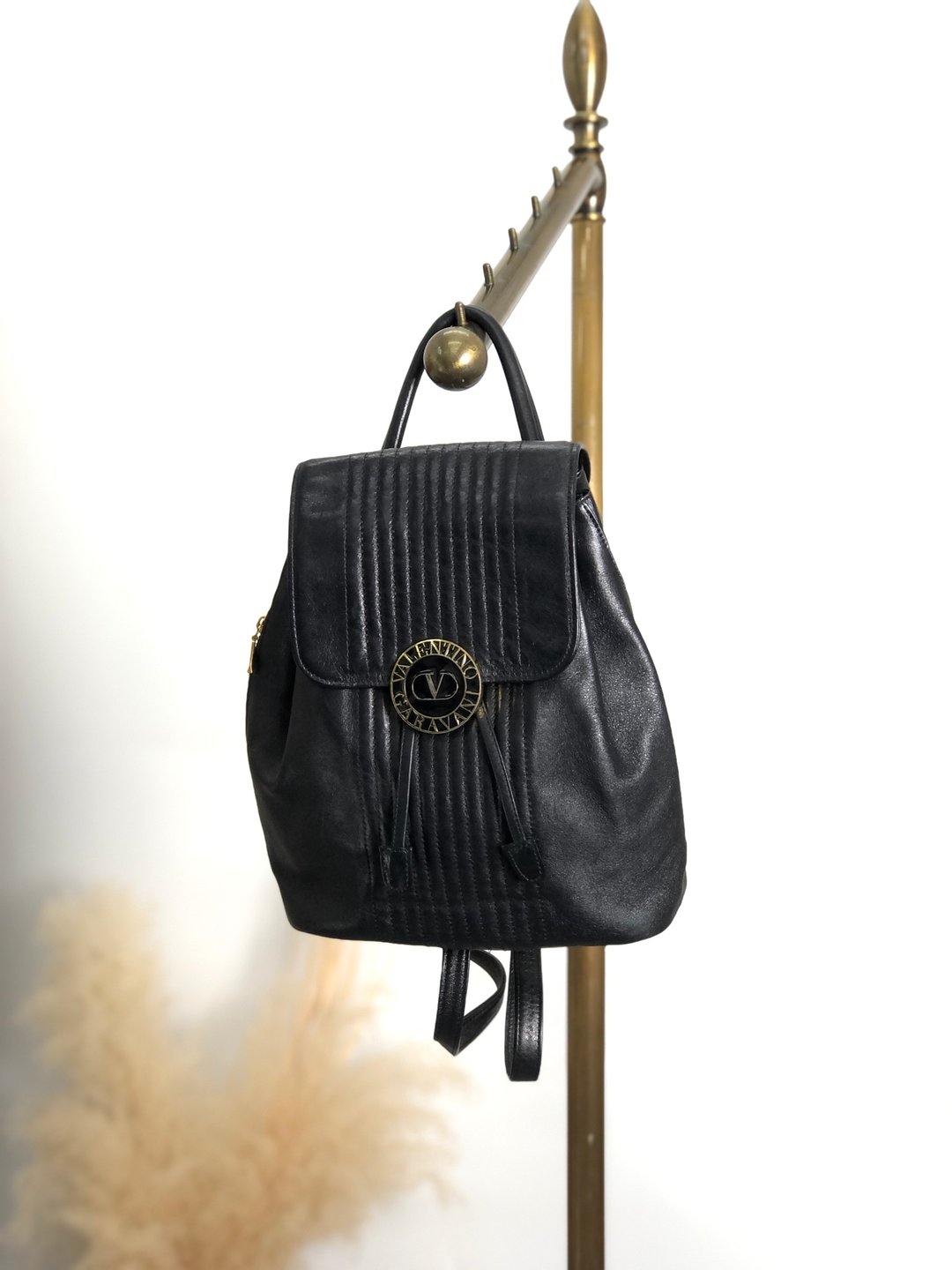 【VintageShop solo 日本直送中古包专卖店】VALENTINO GARAVANI 经典后背包 质感黑 徽章设计 复古风格 - 后背包/双肩包 - 真皮 黑色
