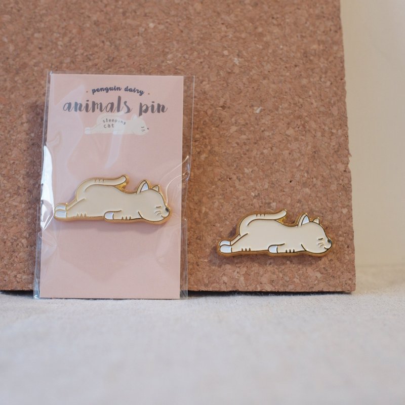 训教猫铁襟章 | sleeping cat pin - 徽章/别针 - 其他金属 