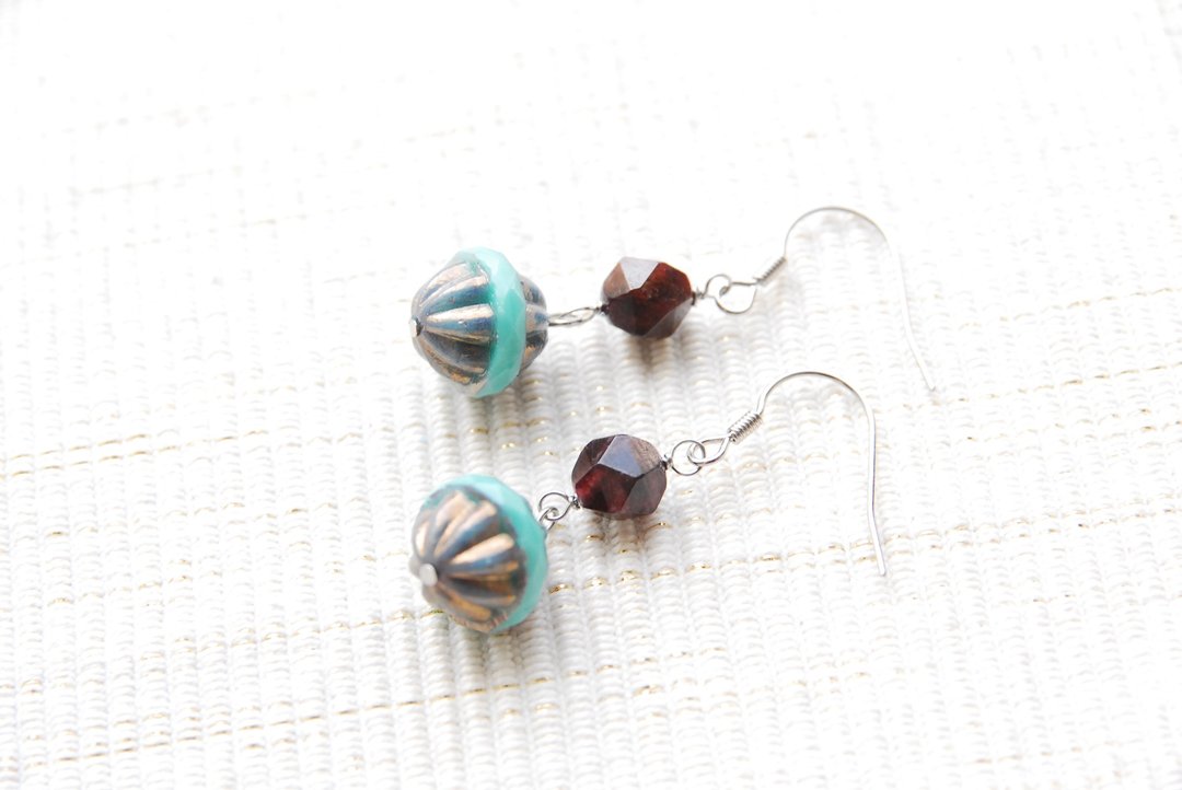Garnet and Czech Arabesque Ball Earrings Turquoise Green - 耳环/耳夹 - 半宝石 蓝色