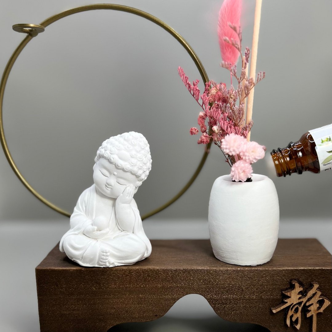 禅静香氛座  净念吉祥小佛-静性 赠5ML单方天然纯精油 12款任选 - 香薰/精油/线香 - 水泥 白色