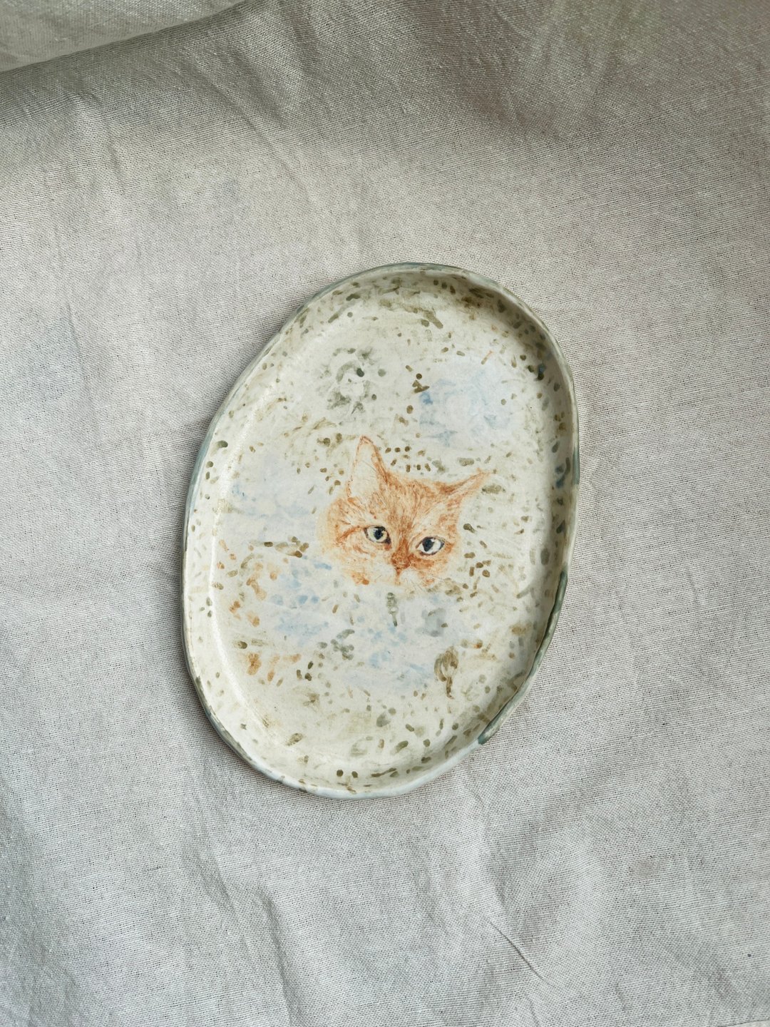 猫013  花丛中冒出来   手绘陶21 X 15.2 x 1.7 cm - 玩偶/公仔 - 陶 