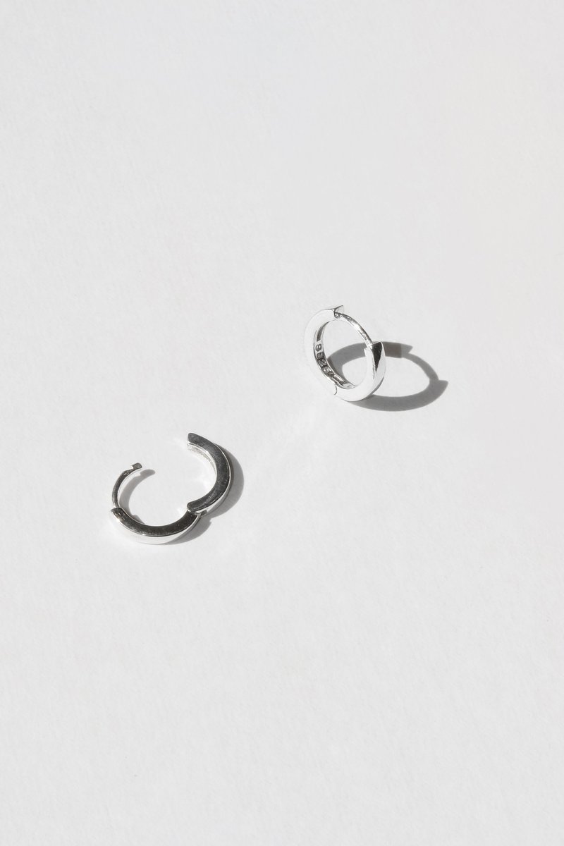 Huggie Hoop Earring 圈圈耳环 - 耳环/耳夹 - 纯银 银色