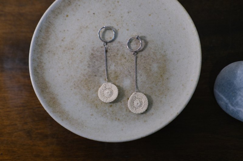 圆舞曲 钩针耳环 (蕾丝线) - 耳环/耳夹 - 棉．麻 白色