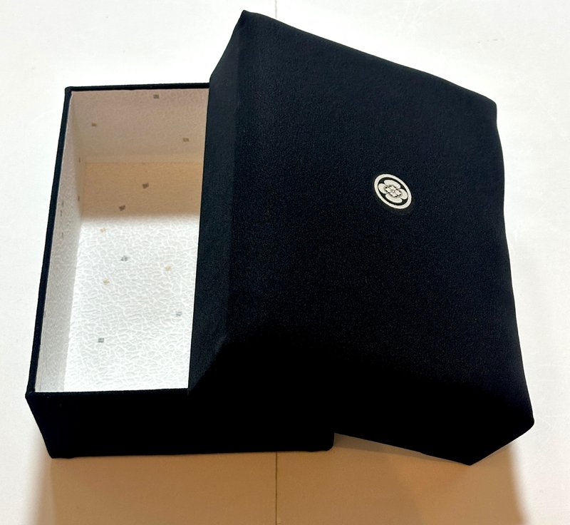 TAKARABAKO——用日本和服布料覆盖的储物盒。日本制造。体验日本 - 收纳用品 - 丝．绢 黑色