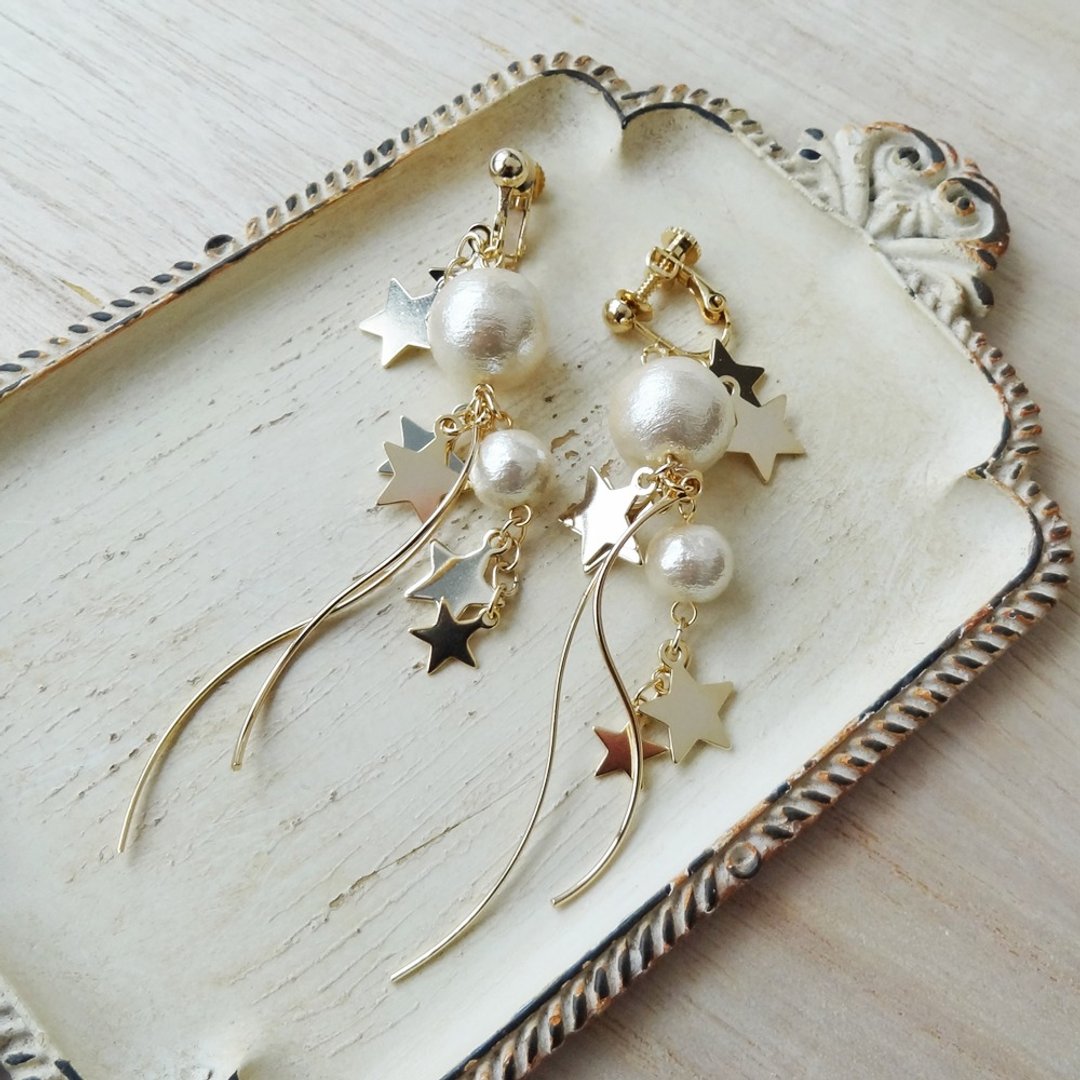 Symphony of Gold Star and Pearl Earrings - 耳环/耳夹 - 其他金属 金色