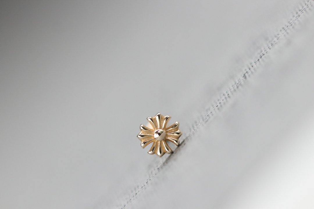 14K 金十字锁珠耳环(单个)耳骨 耳窝 不退色 - 耳环/耳夹 - 贵金属 金色
