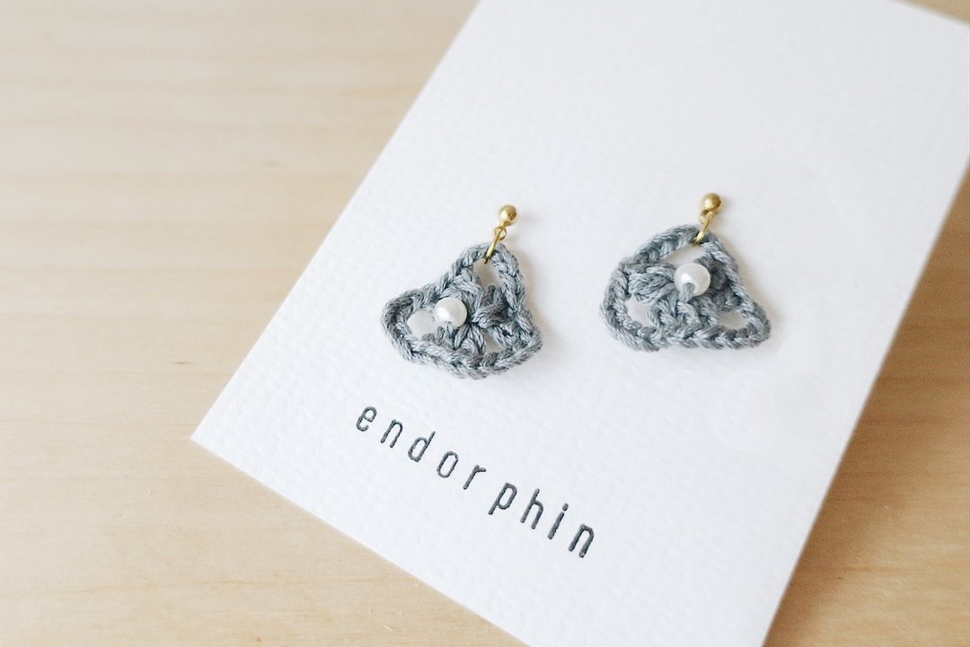 【endorphin】绣线编织珍珠耳环 - 耳环/耳夹 - 棉 灰色