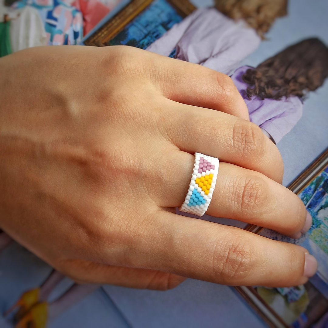 Triangle design beaded ring Handmade jewelry Wide flexible ring Elastic ring - 戒指 - 玻璃 白色