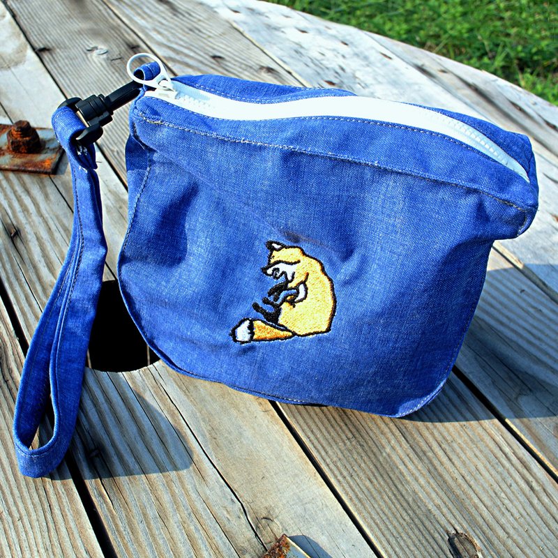 刺绣卷卷小狐狸手提包/化妆包/收纳包-牛仔蓝 - 化妆包/杂物包 - 棉．麻 蓝色