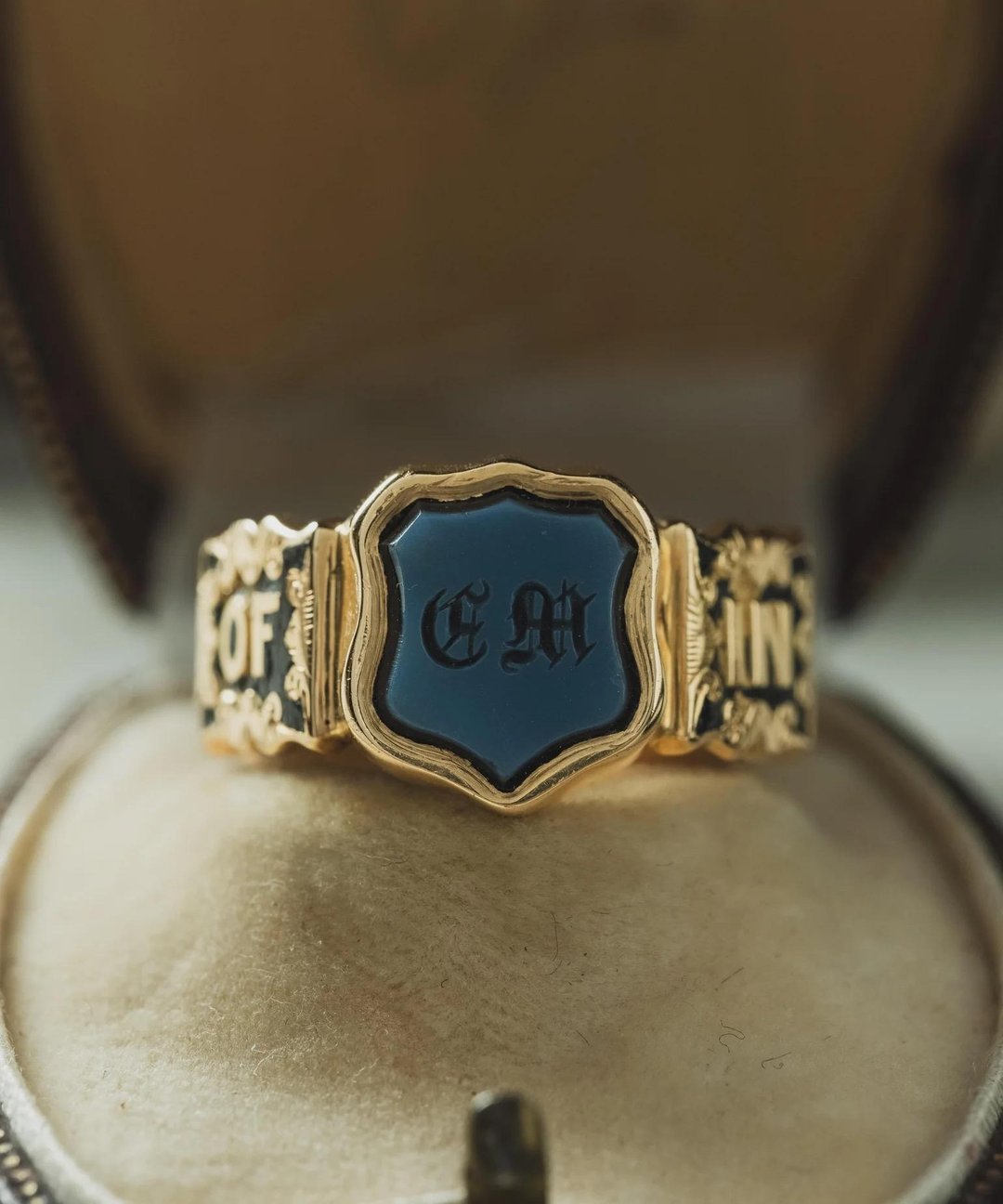 1868年古董乔治时期18k金和黑珐琅印章戒指 - 戒指 - 24k 金 