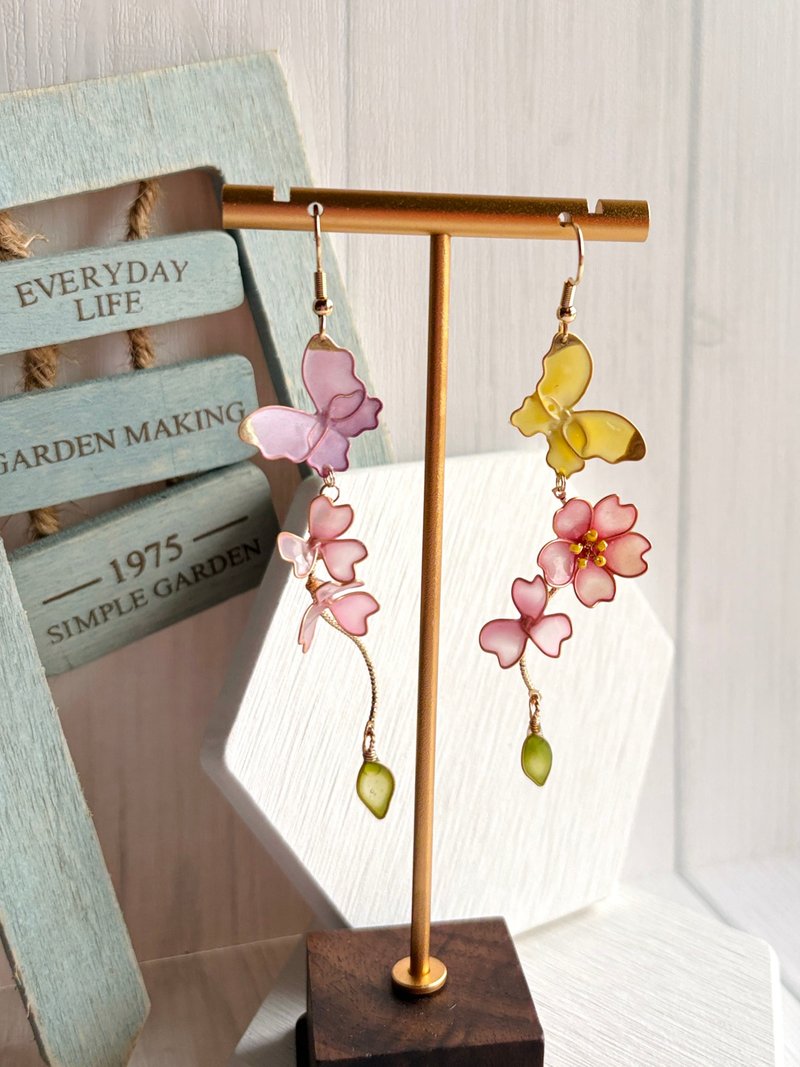 不对称小粉蝶与樱花耳环 一对贩售 可改耳夹 - 耳环/耳夹 - 树脂 粉红色