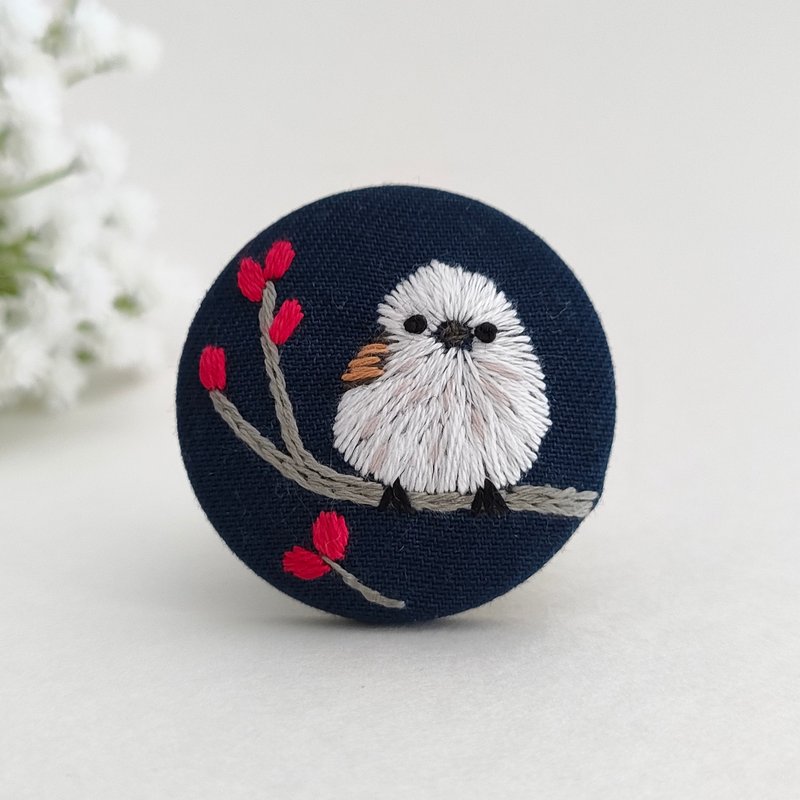 雪之精灵雪鸲鸟刺绣胸针或刺绣发圈 - 胸针 - 棉．麻 白色