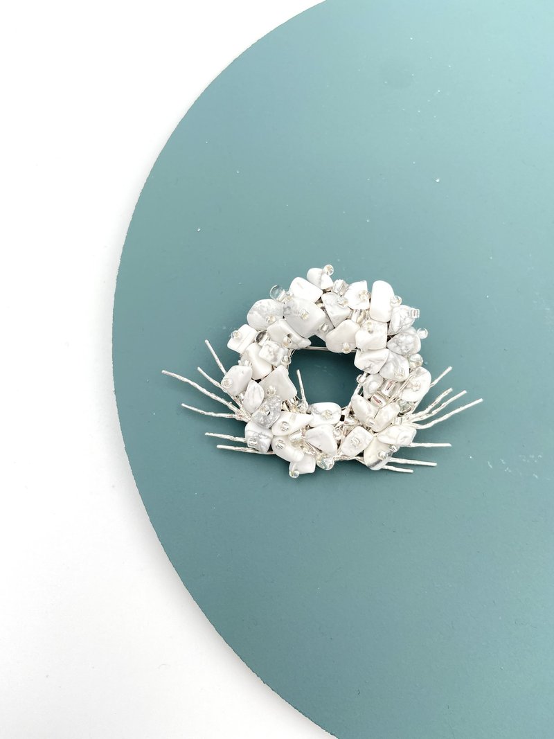 【母亲节礼盒】天然白松石日本风格手工胸针v2 - 胸针 - 半宝石 白色