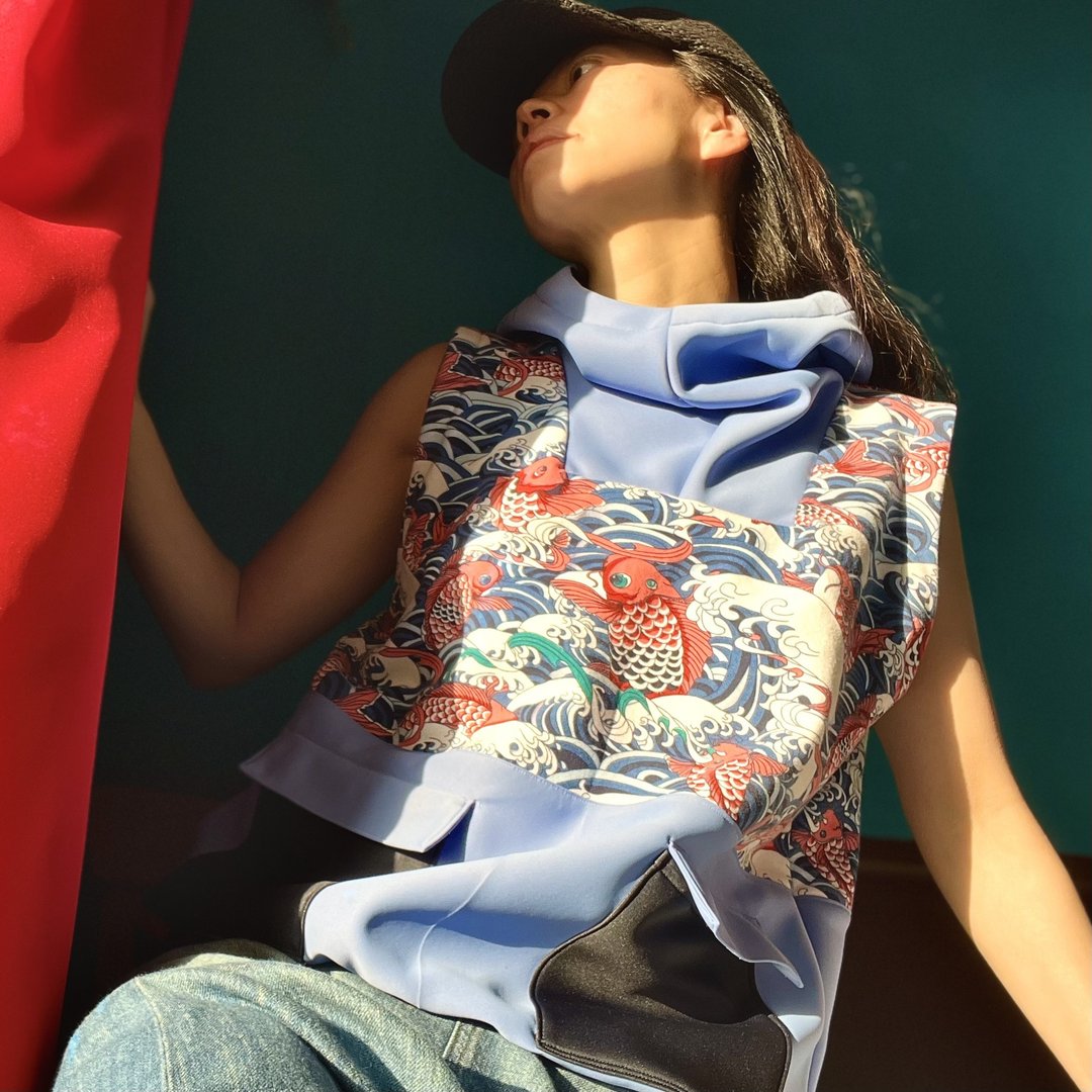 Unique no sleeve Pullover with MANGA of CARP - 女装背心 - 其他人造纤维 多色