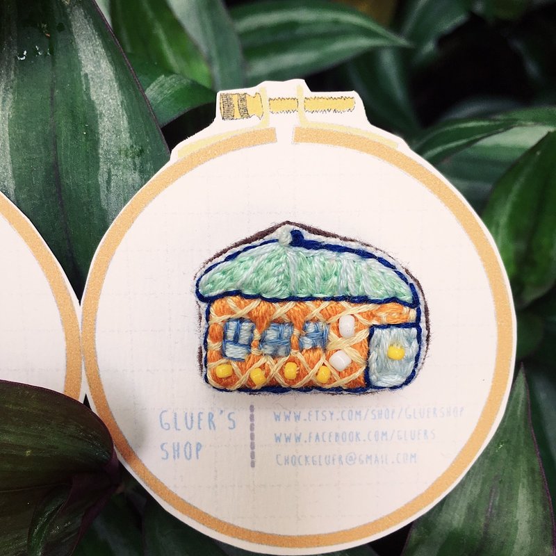 Embroidery brooch little house - 胸针 - 绣线 