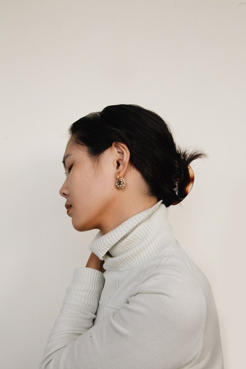 Rolling Earrings 环圈耳饰－燕麦金 - 耳环/耳夹 - 玻璃 卡其色